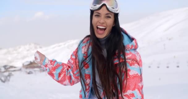 Mujer lanzando bola de nieve — Vídeo de stock