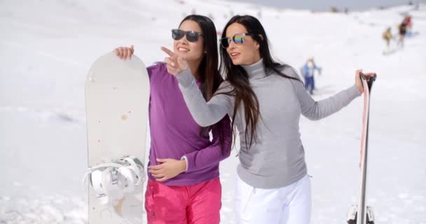 Mujeres jóvenes atractivas con tablas de snowboard — Vídeo de stock