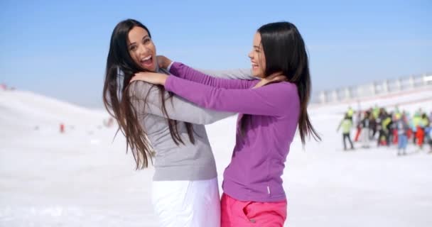 Γυναίκες που χοροπηδά στο χιόνι στο χειμερινό θέρετρο — Αρχείο Βίντεο