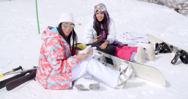 Vrouwen zitten op de bergtop in de sneeuw — Stockvideo