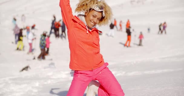 Femme assise dans la neige et agitant les mains — Video