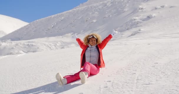 Жінка розслабляється в свіжому білому снігу — стокове відео
