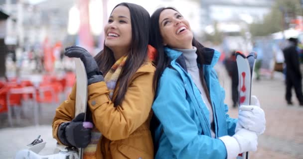 Skiërs met snowboard en gevouwen armen — Stockvideo