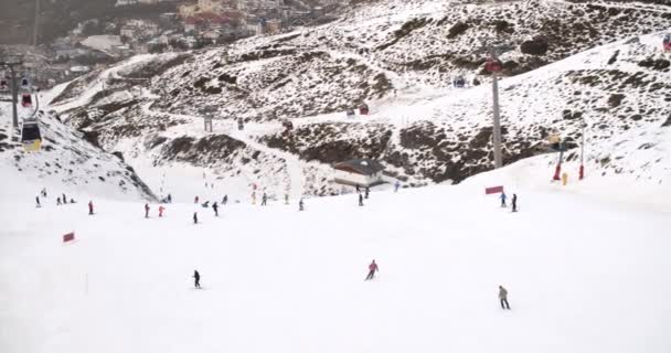 Vista desde un telesilla de esquiadores — Vídeo de stock