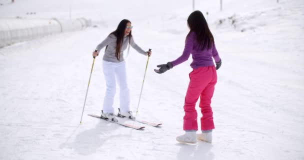 Femme enseignant le ski à un ami — Video