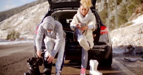 Femme et homme assis dans le coffre de la voiture — Video