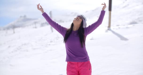 Femme se réjouissant dans le temps d'hiver — Video