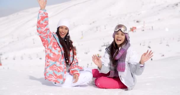 Mujeres disfrutando retozar en la nieve — Vídeos de Stock