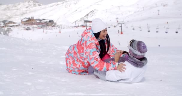 Les femmes appréciant frolic dans la neige — Video