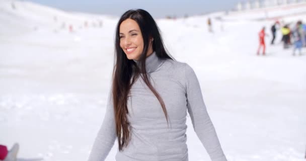 在冬天的天气中欣喜的女人 — 图库视频影像