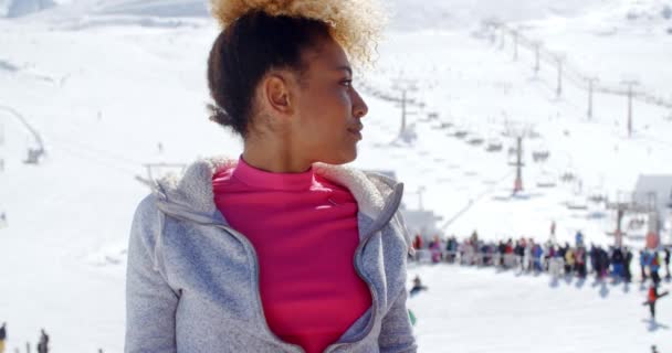 Mujer en estación de esquí de montaña — Vídeo de stock