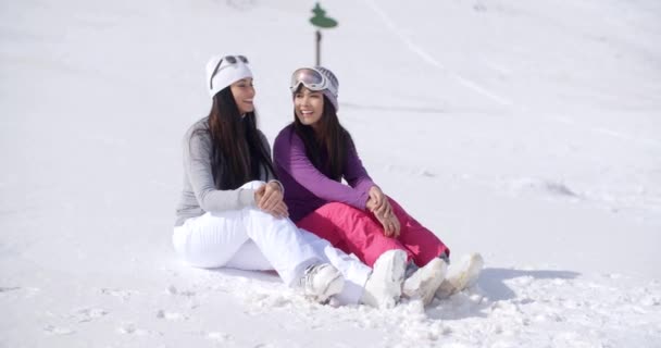 Giovani donne sedute e chattare nella neve — Video Stock