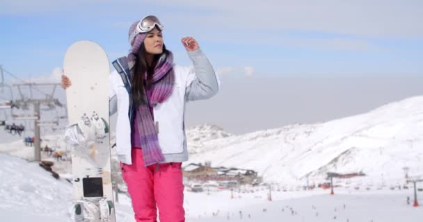 Mulher levantando encostas de montanha de neve — Vídeo de Stock