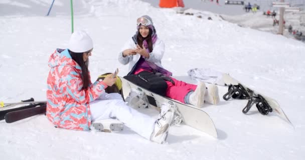 Женщин, сидящих на вершине горы в снегу — стоковое видео