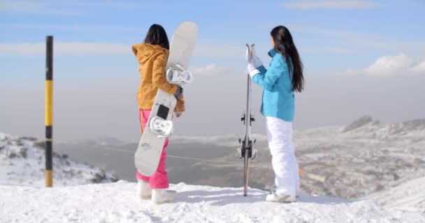 Dva snowboardisty stojící na hoře — Stock video