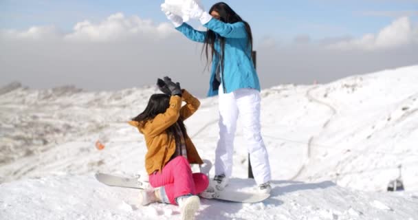 Amigos do sexo feminino jogando na neve — Vídeo de Stock