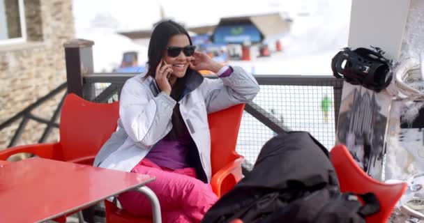 Mulher relaxante no resort de esqui alpino — Vídeo de Stock