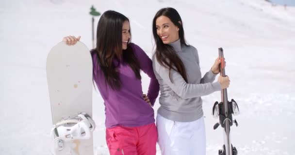 Mujeres jóvenes atractivas con tablas de snowboard — Vídeo de stock