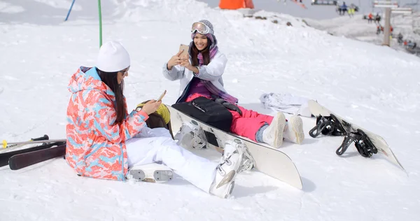 滑雪板坐在滑雪缆车附近的雪地上 — 图库照片