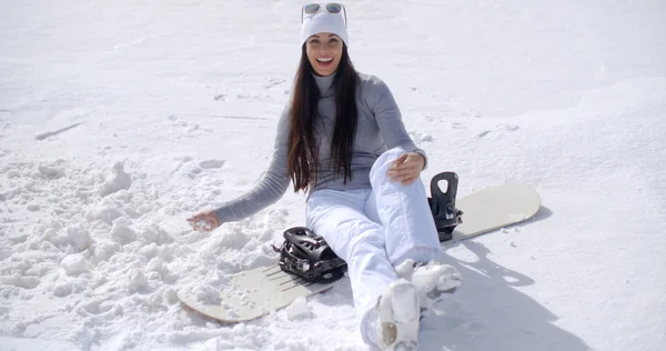 Mujer sentada en snowboard en invierno nieve —  Fotos de Stock