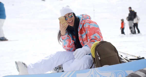 Woman posing for selfie in snow — Stockfoto