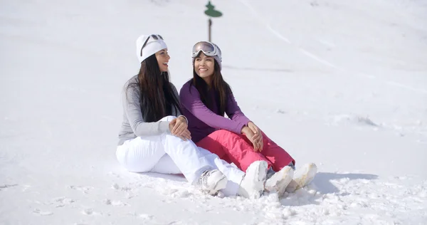 Snowboarders assis dans la neige près des remontées mécaniques — Photo