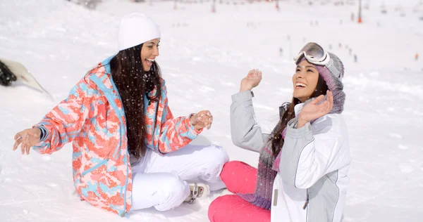 Donne che godono di frolic in neve — Foto Stock