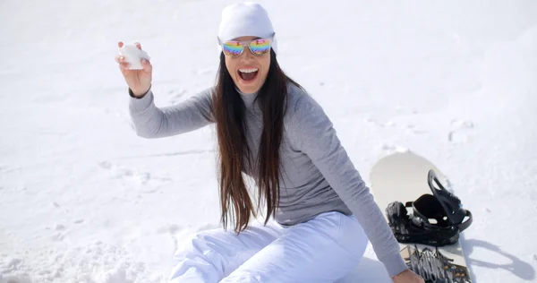 Frau wirft Schneeball — Stockfoto