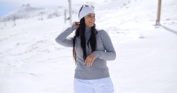 Kvinna i snöiga landskap — Stockfoto