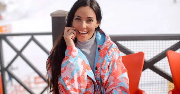 Mujer charlando en el teléfono móvil — Foto de Stock