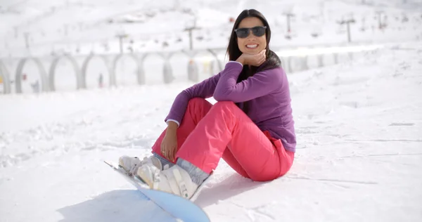 Mulher usando snowboard no resort de inverno — Fotografia de Stock