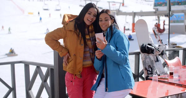 Mujeres jóvenes riendo de selfie — Foto de Stock