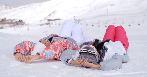 Donne che godono di frolic in neve — Foto Stock