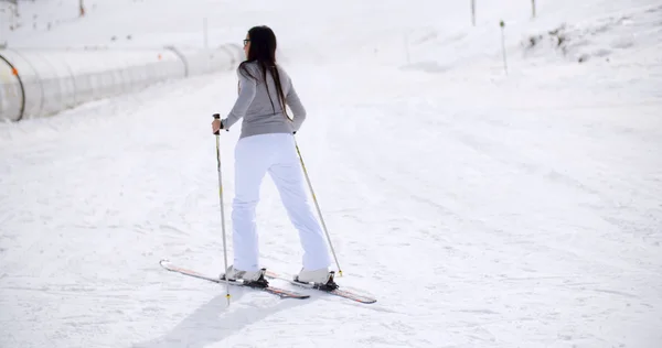 Mujer en esquís en el fondo de la colina — Foto de Stock