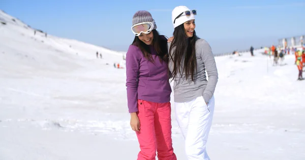 Zwei verspielte Damen Ski Resort — Stockfoto