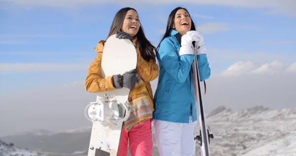 Два сноубордиста стоят на горе — стоковое фото