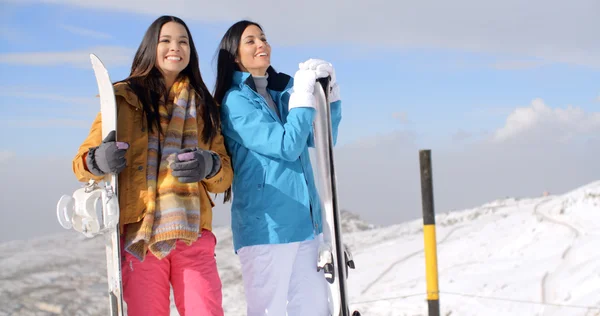 Два сноубордиста стоят на горе — стоковое фото