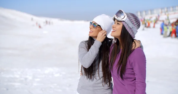 Deux dames ludiques à la station de ski — Photo