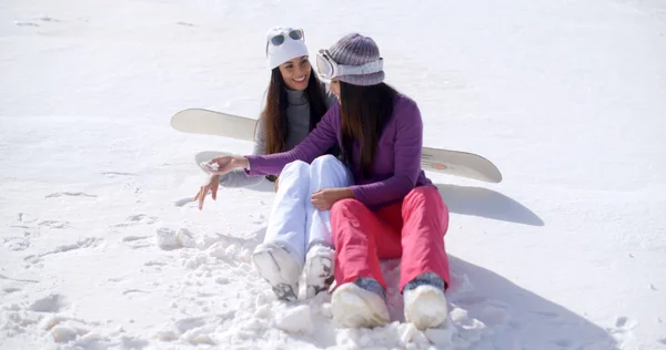 Två lekfulla damer på ski resort — Stockfoto