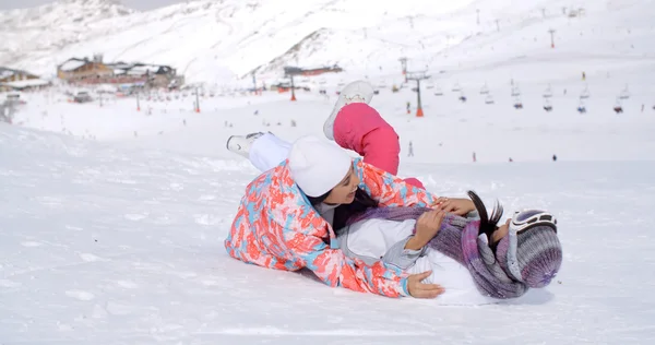 Mujeres disfrutando retozar en la nieve — Foto de Stock