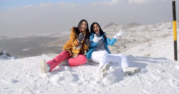 Frauen sitzen auf Berggipfel im Schnee — Stockfoto