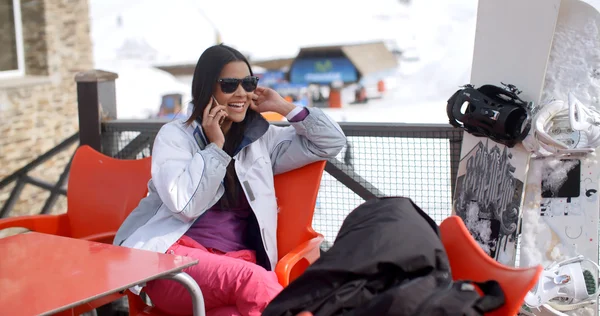 Woman relaxing at alpine ski resort — Stock fotografie