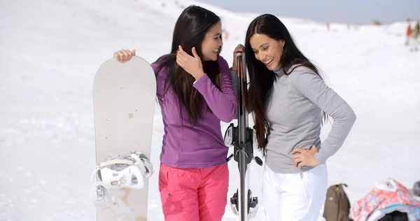 Mulheres em férias de inverno rindo e conversando — Fotografia de Stock