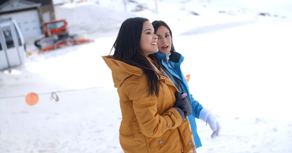 Mulheres caminhando através da neve no resort — Fotografia de Stock