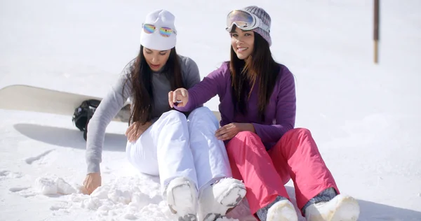 Mulheres sentadas no topo da montanha na neve — Fotografia de Stock