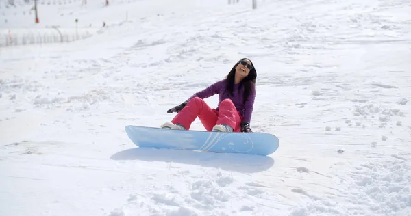 Śmiech snowboardzista spada w śniegu — Zdjęcie stockowe