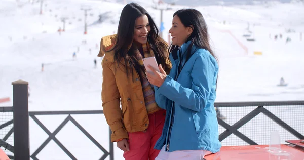 Young women laughing at selfie — Stock Photo, Image