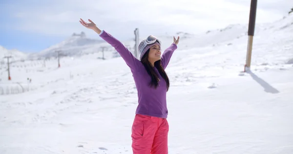 Woman standing on mountainside with arms outstretched — Stok fotoğraf