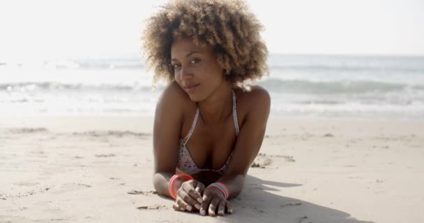 Femme en maillot de bain relaxant sur la plage — Video