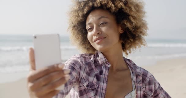 Mujer haciendo selfie en playa — Vídeo de stock